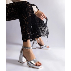 Silberne Frauensandalen mit einer massiven metallischen Ferse 2