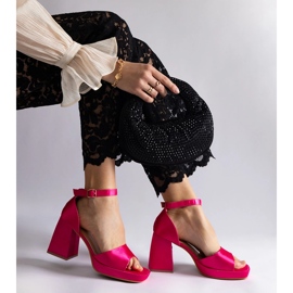 Rosa Satin -Frauensandalen mit einer massiven Ferse 2