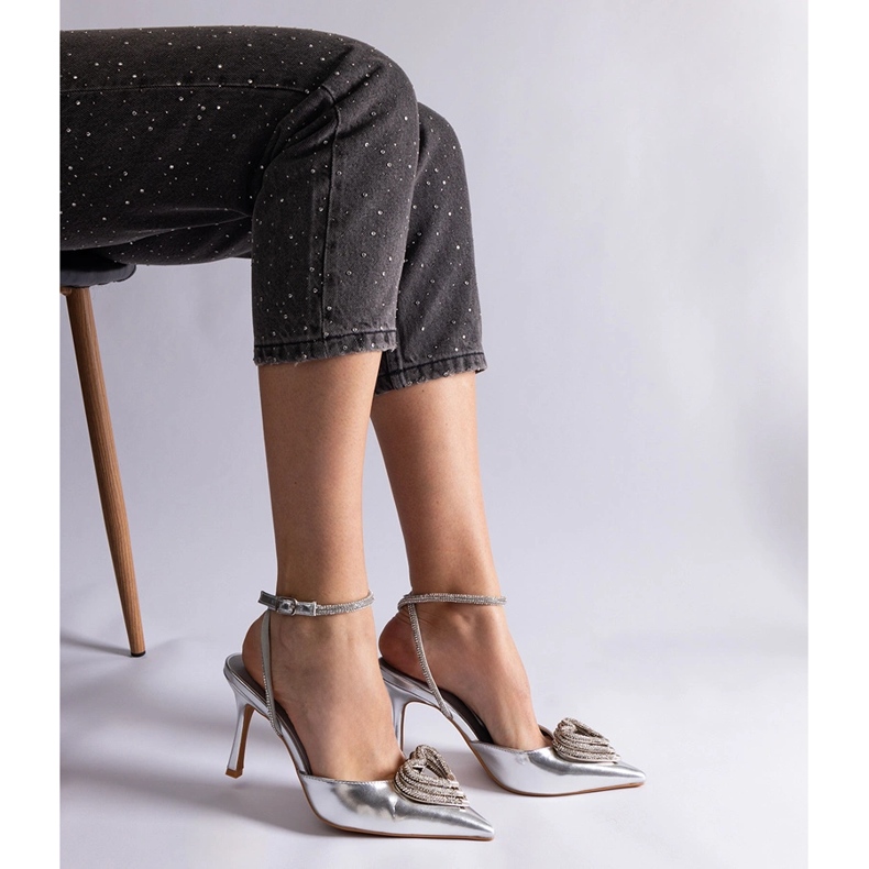 Silberne High Heels mit offenem Absatz, verziert mit Zirkonen 1