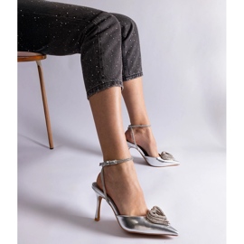 Silberne High Heels mit offenem Absatz, verziert mit Zirkonen 2