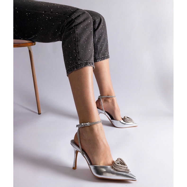 Silberne High Heels mit offenem Absatz, verziert mit Zirkonen 2