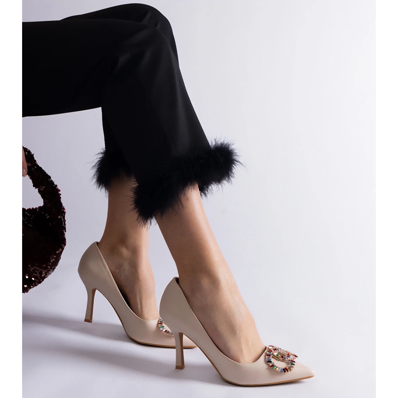 Beigefarbene High Heels, verziert mit bunten Zirkonen 2