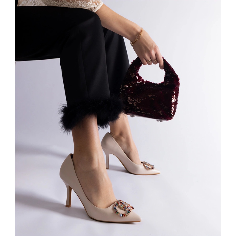 Beigefarbene High Heels, verziert mit bunten Zirkonen 1