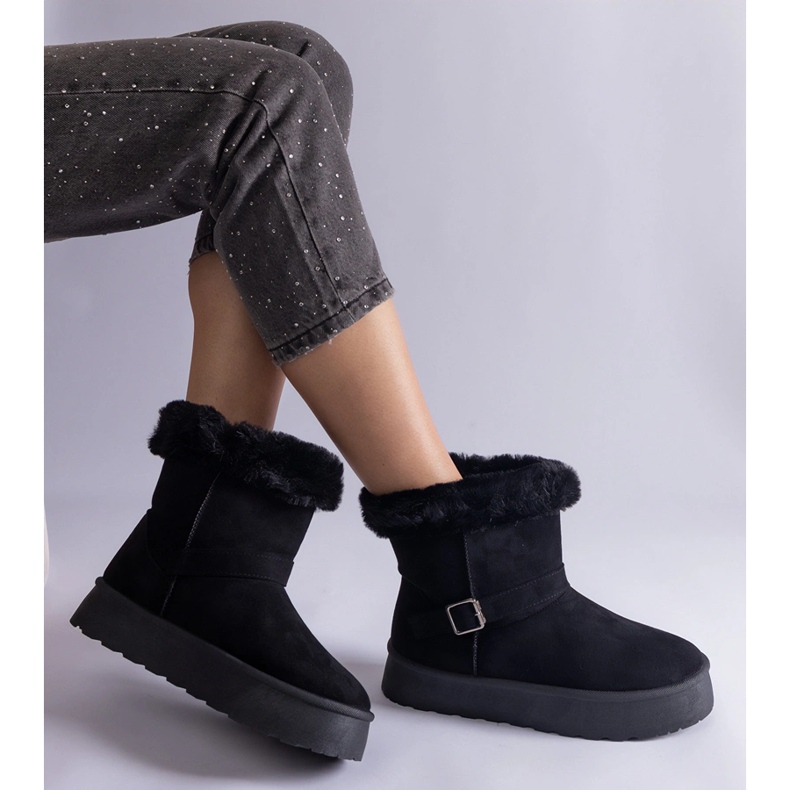 Inna Schwarze, isolierte Schneestiefel mit Fellverzierung 2