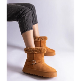 Braune, isolierte Schneestiefel mit Fellverzierung 1