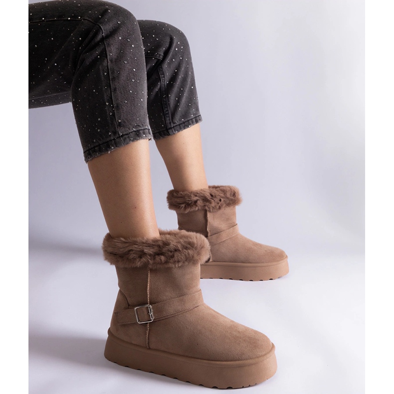 Braune, isolierte Schneestiefel mit Fellverzierung 1