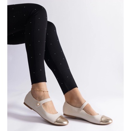 Beige-goldene Ballerinas mit Lackkappe und Klettverschluss 1