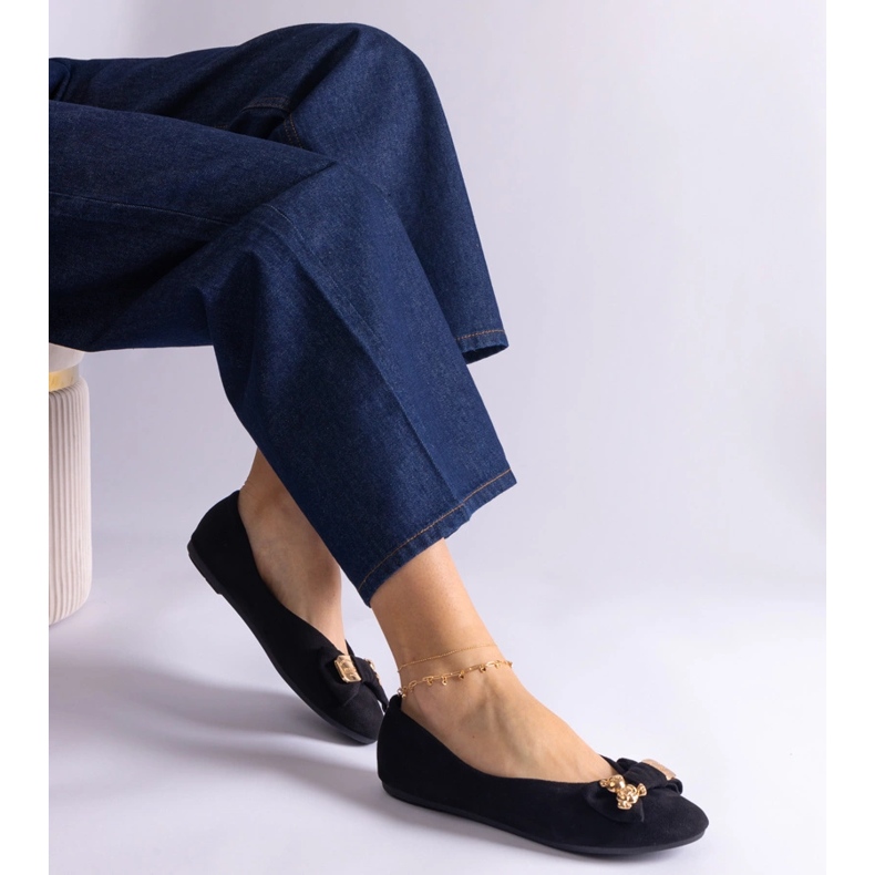 Schwarze Ballerinas, verziert mit einer Schleife und einer Brosche 1