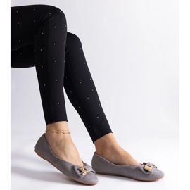 Graue Ballerinas, verziert mit einer Schleife und einer Brosche 1