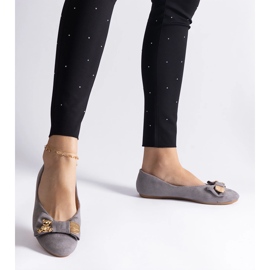 Graue Ballerinas, verziert mit einer Schleife und einer Brosche 3