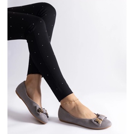 Graue Ballerinas, verziert mit einer Schleife und einer Brosche 2
