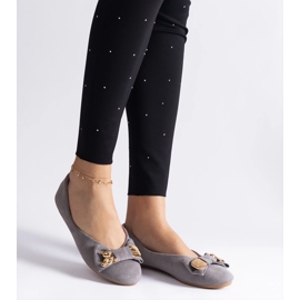 Graue Ballerinas, verziert mit einer Schleife und einer Brosche 4