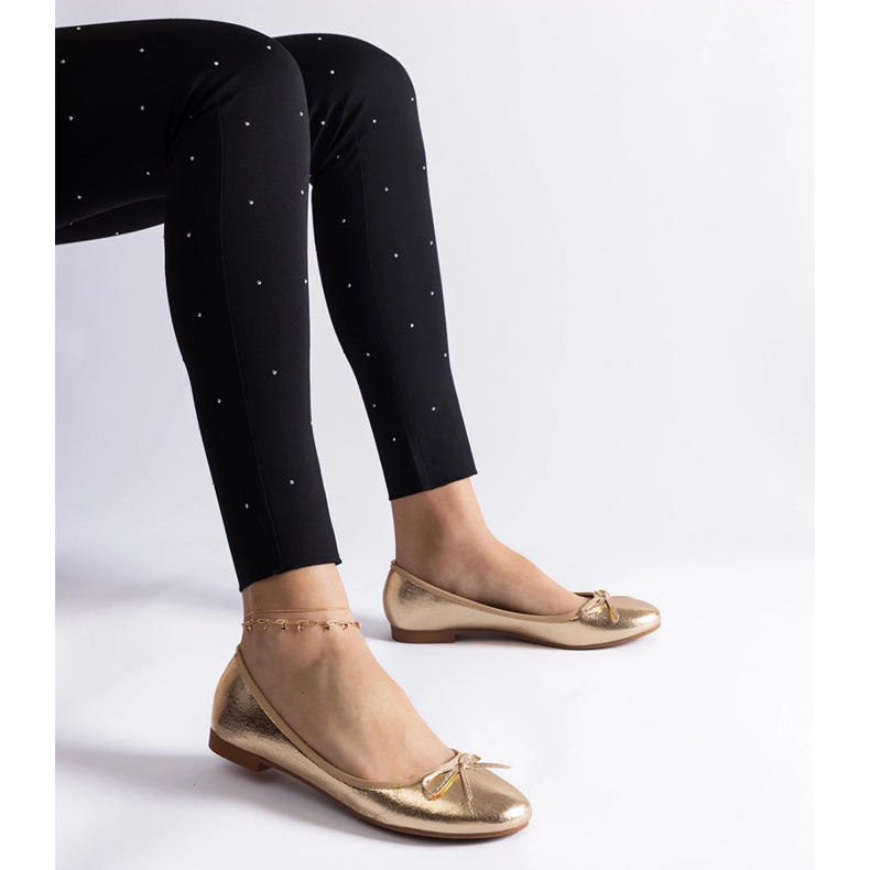 Goldene Ballerinas, verziert mit einer Schleife 1