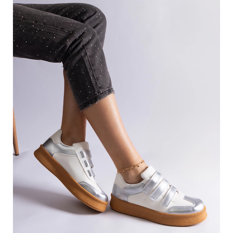 Silber -Turnschuhe, die mit Klettverschluss befestigt sind 2