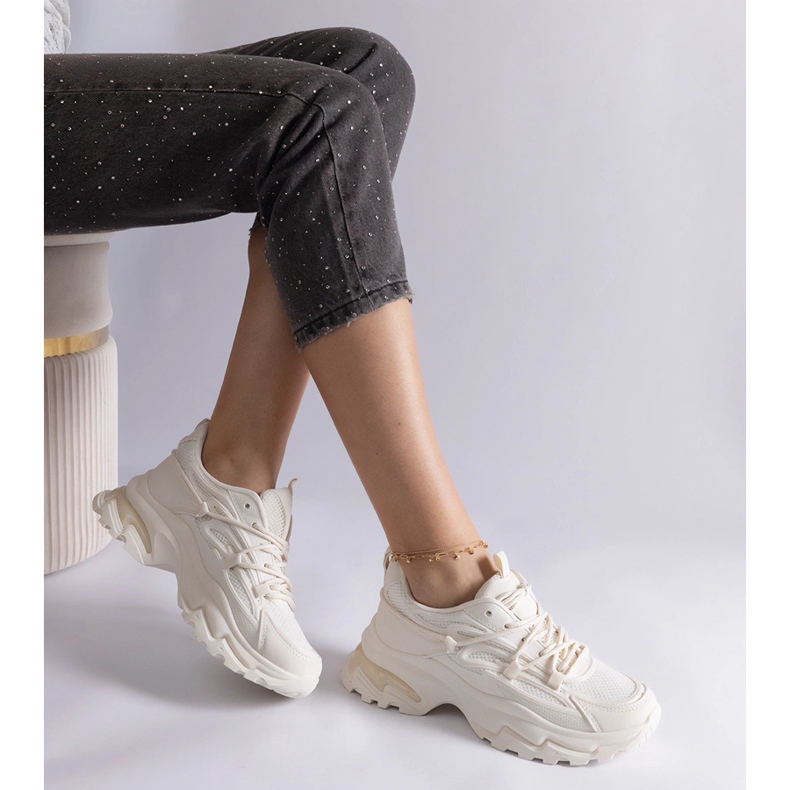 Beige Sportsneaker auf einer massiven Sohle 2