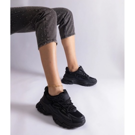 Schwarze Sport -Turnschuhe auf einer massiven Sohle 1