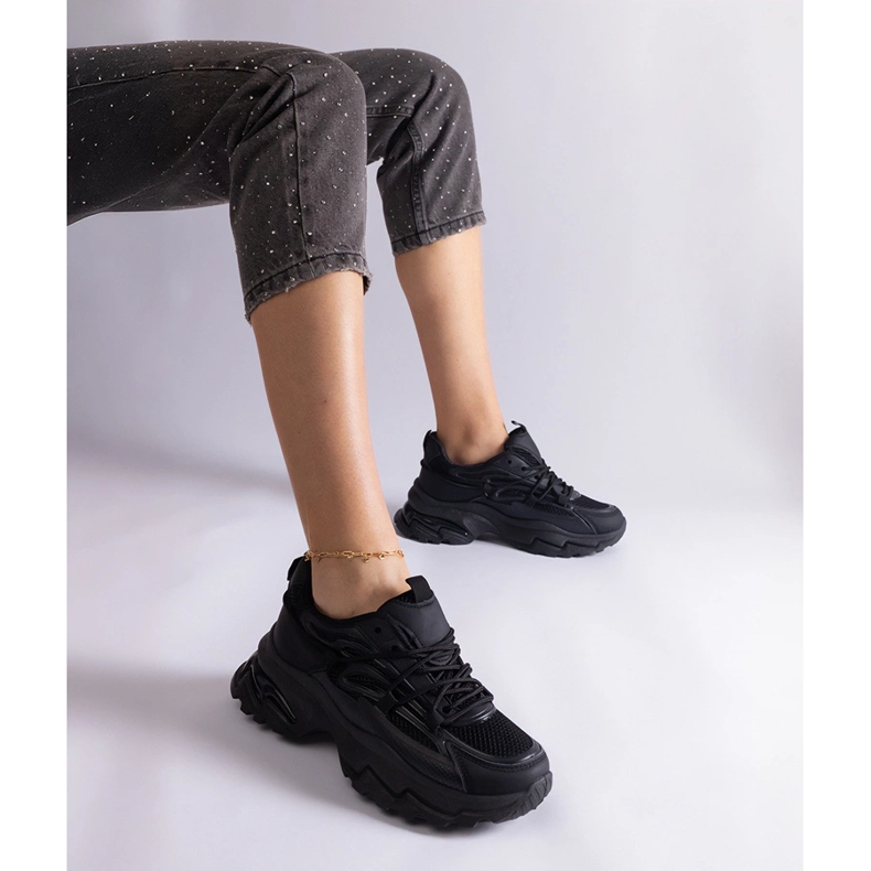 Schwarze Sport -Turnschuhe auf einer massiven Sohle 1