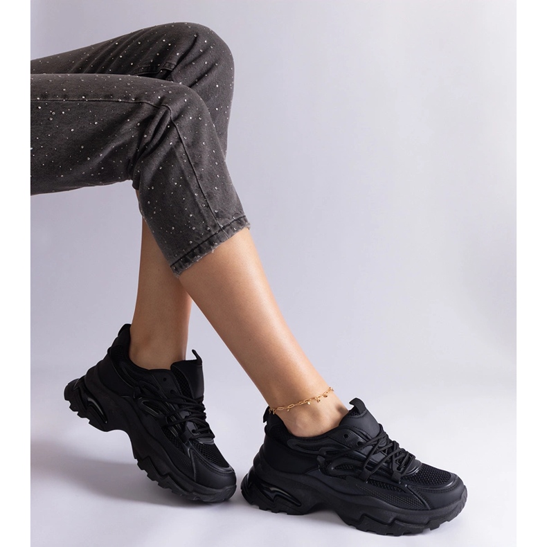 Schwarze Sport -Turnschuhe auf einer massiven Sohle 2