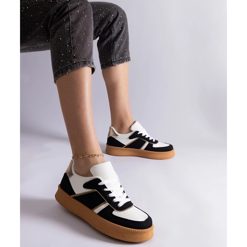 Schwarze Turnschuhe auf der Plattform geschnürt 1