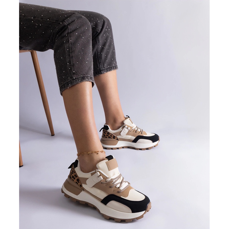 Beige Sneakers mit einem Tiermotiv dekoriert 1