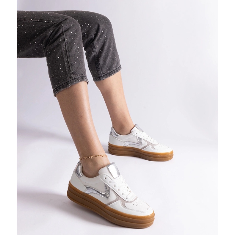 Weiße und silberne Sneakers mit Gummisohle 2