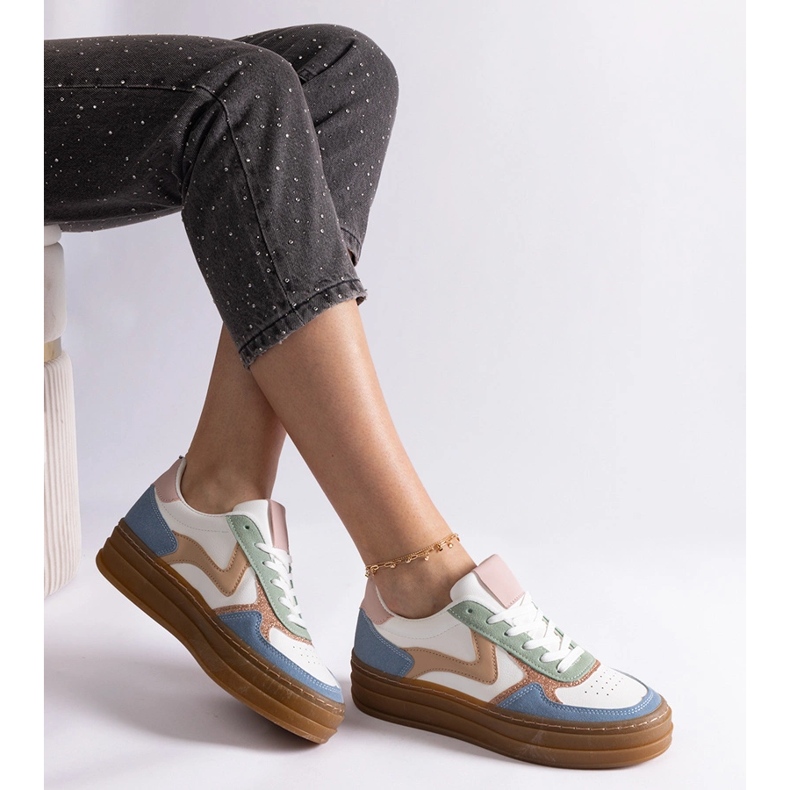 Blaue Turnschuhe mit Gummisohle 1