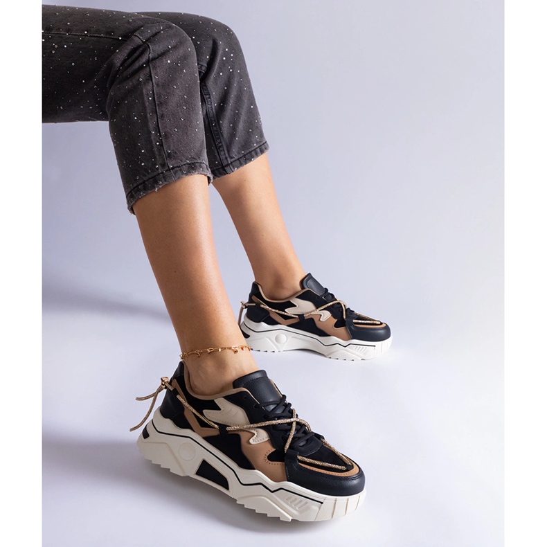 Schwarze Sneakers, verziert mit einer Zirkonschnur 1