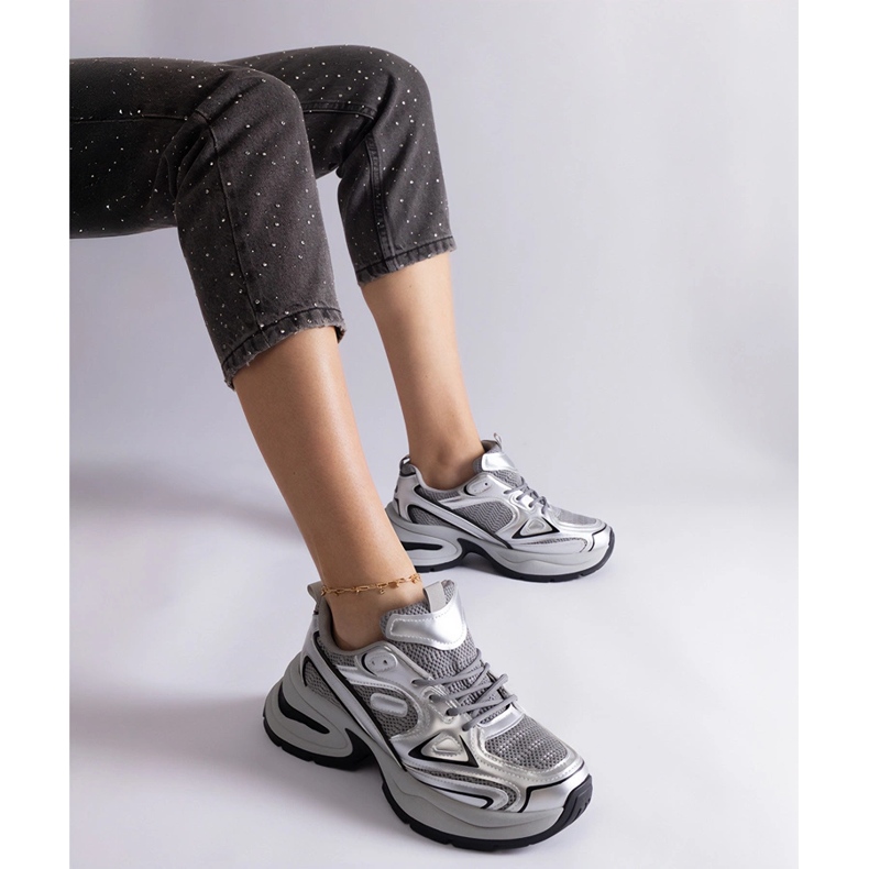 Silberne Sneaker mit massiver Sohle 1