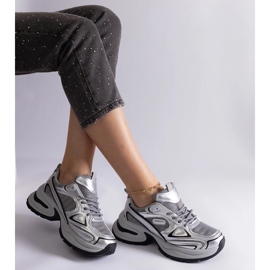 Silberne Sneaker mit massiver Sohle 2