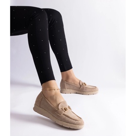 Beige Frauenmokassins mit Öko -Wildleder mit einer Kette 1