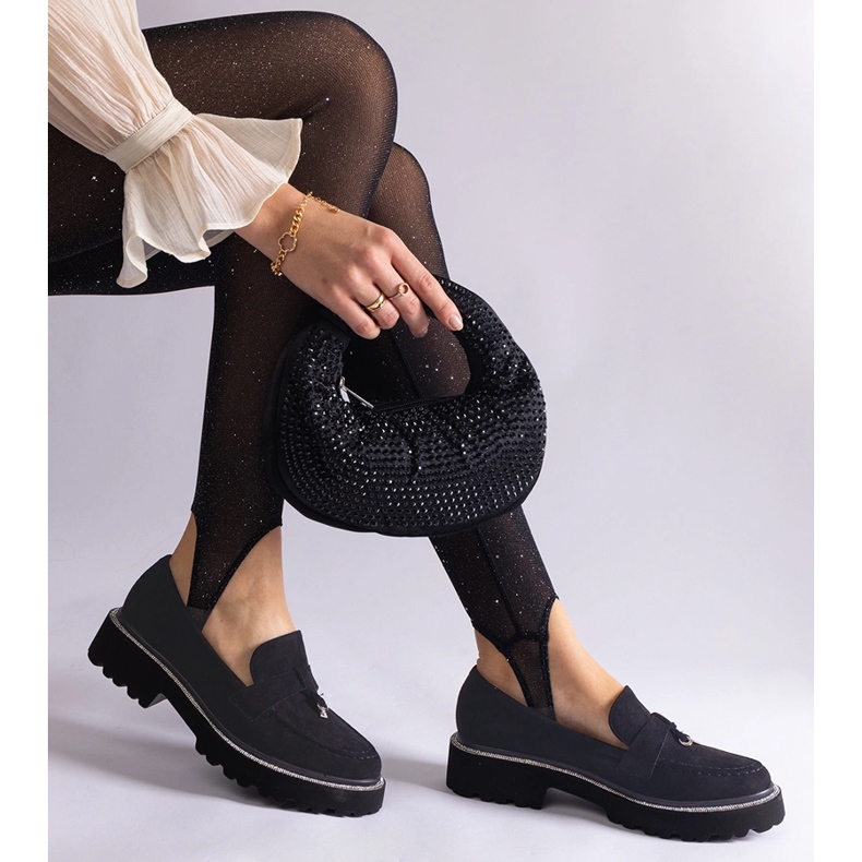 Schwarze Mokassins der Wildlederhaut mit einer Verzierung 1