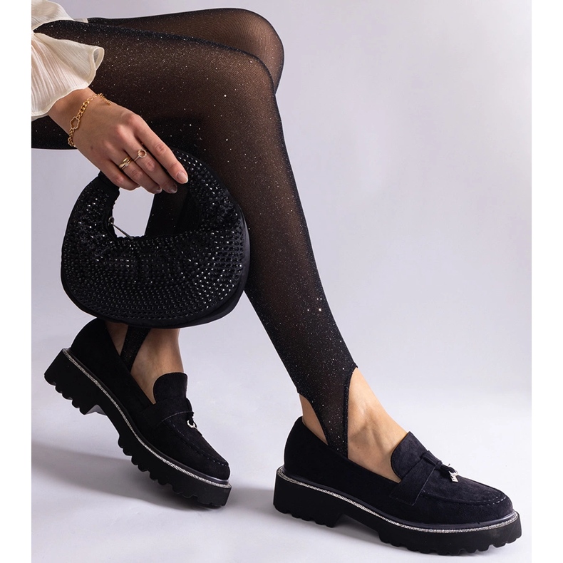 Schwarze Mokassins der Wildlederhaut mit einer Verzierung 2