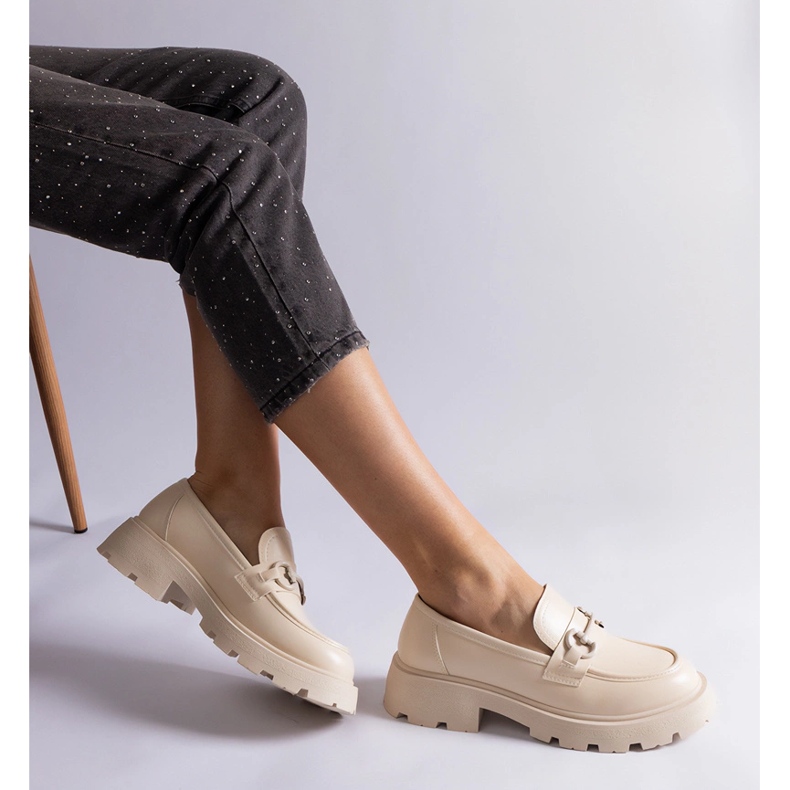 Beigefarbene Mokassins aus Öko-Leder mit Goldverzierung 1