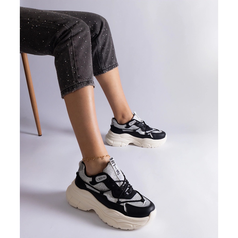 Schwarze Sneaker mit Glitzereinsätzen 1