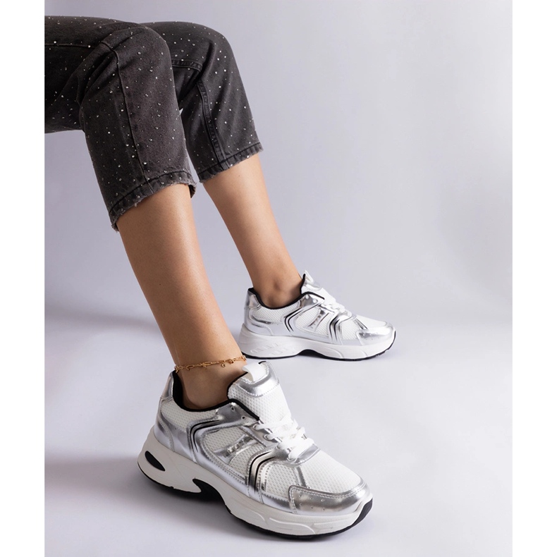 Weiße und silberne Sneaker von Frauen 1