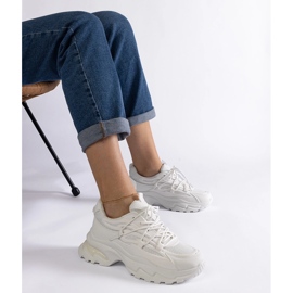 Weiße Sport-Sneaker mit massiver Sohle 1