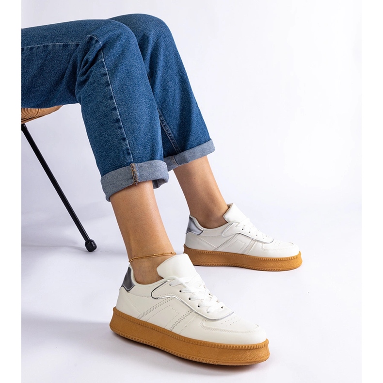 Weiße Schnürsneaker mit Plateau 1