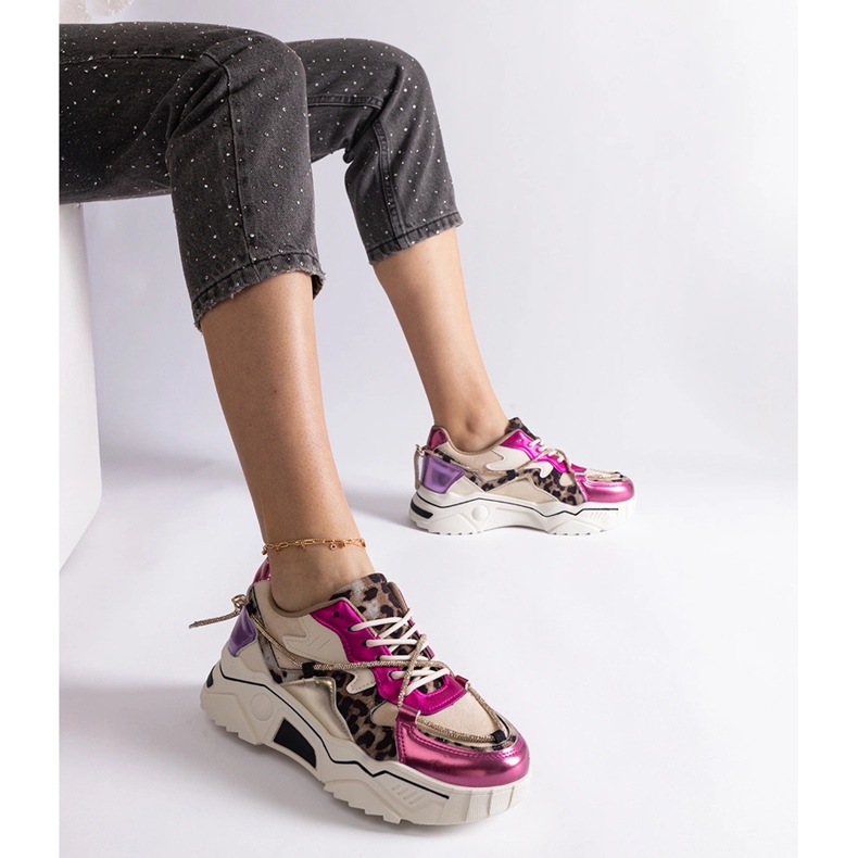 Rosafarbene Sneakers, verziert mit einer Zirkonschnur 1