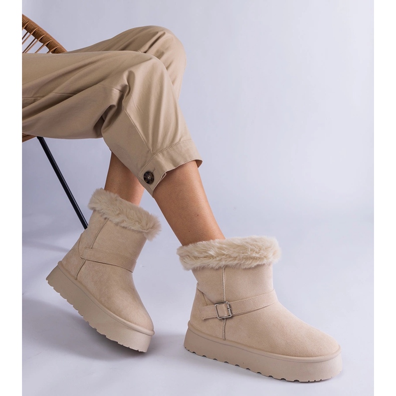 Beige isolierte Schneestiefel mit Fell verziert 1
