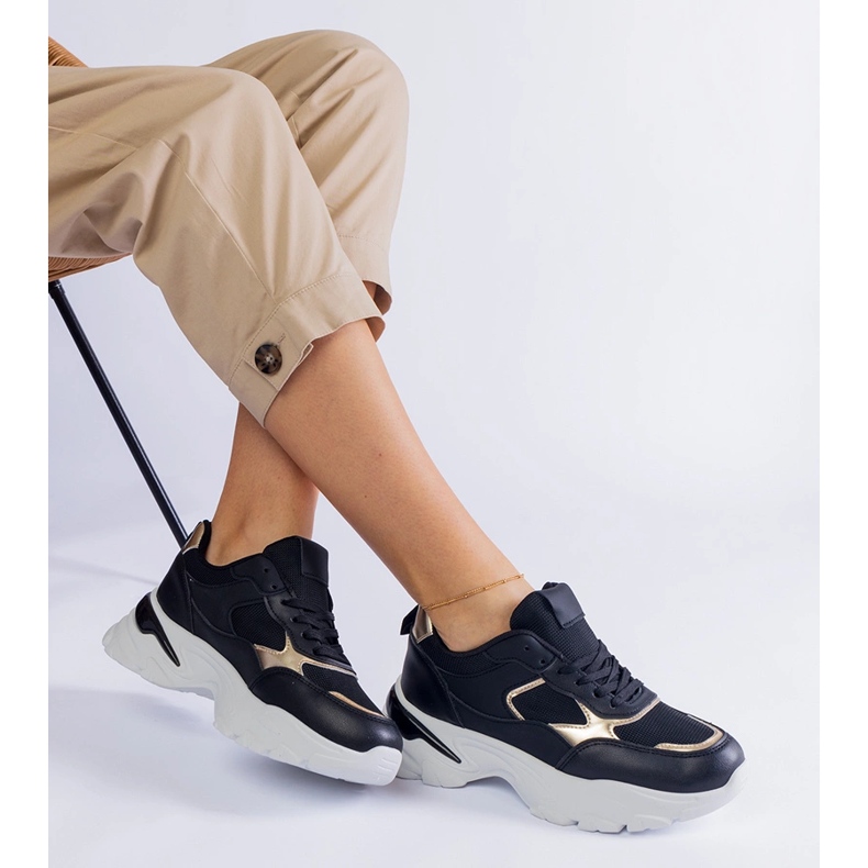 Schwarze Turnschuhe auf massiver Sohle 1