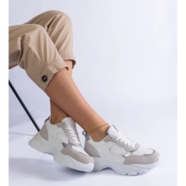 Weiße Turnschuhe auf massiver Sohle 1