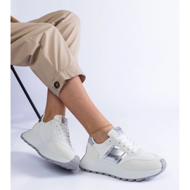 Weiße Turnschuhe auf der Plattform 2