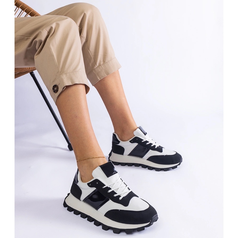 Schwarze Sneaker mit sichtbarem Protektor 1