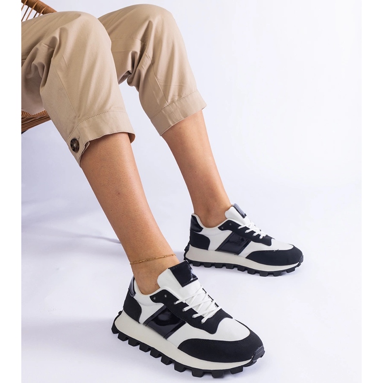 Schwarze Sneaker mit sichtbarem Protektor 2