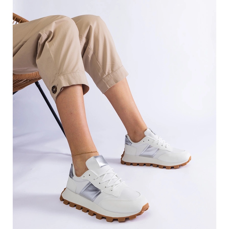 Weiße Turnschuhe mit einem sichtbaren Beschützer 1