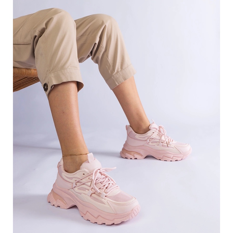 Rosa Sport -Turnschuhe auf einer massiven Sohle 1