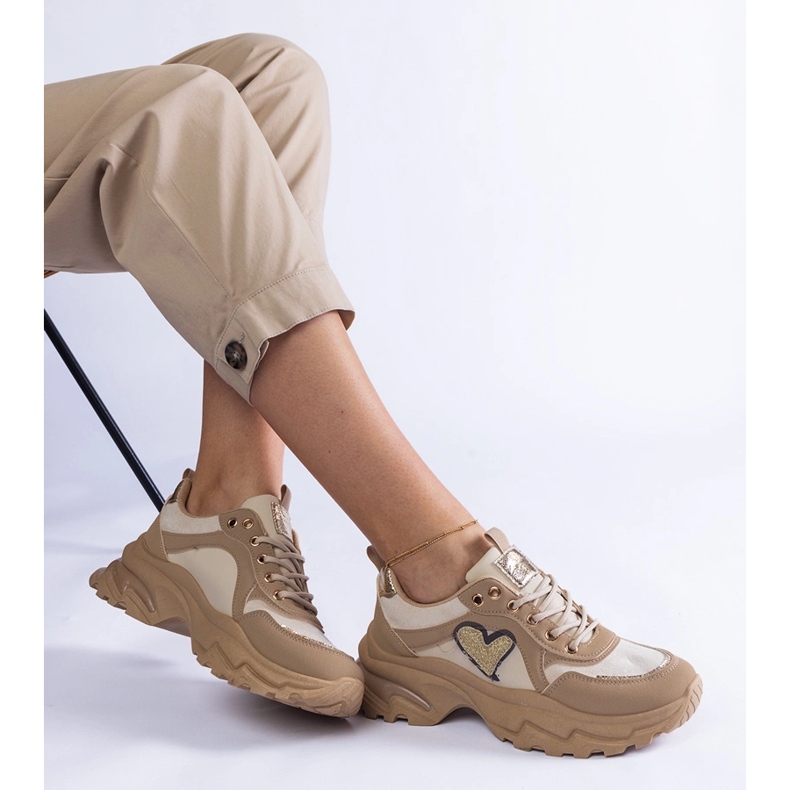 Braune Plateau-Sneaker mit Herz 1