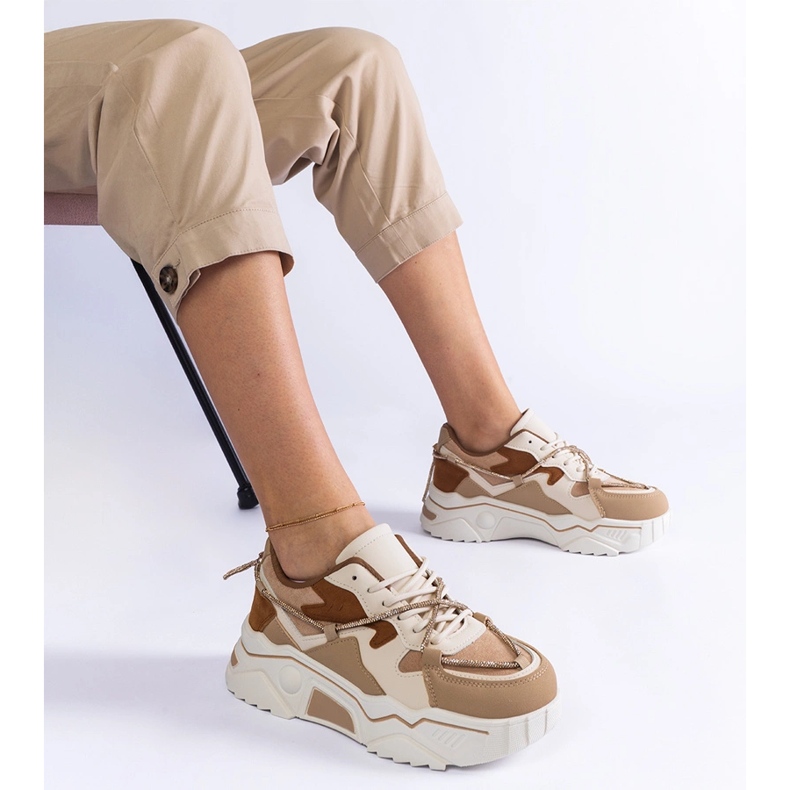 Braune Turnschuhe mit einer Zirkonschnur dekoriert beige 1