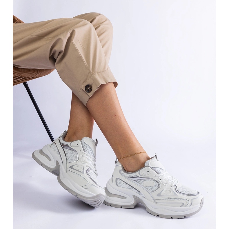 Weiße Turnschuhe auf massiver Sohle 1