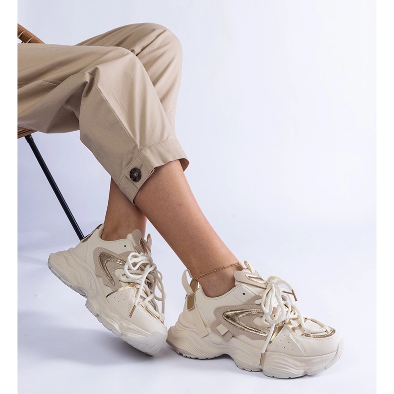 Beige Frauensport -Sneakers auf einer massiven Sohle 1